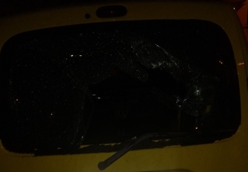 В Калининграде компания школьников разбила стекла в машине