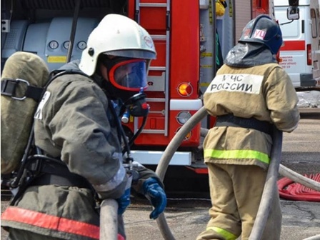 На окраине Калининградской области пожар уничтожил черепичную крышу сарая