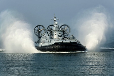 МДКВП «Мордовия» осуществил высадку военной техники на побережье в Балтийском море