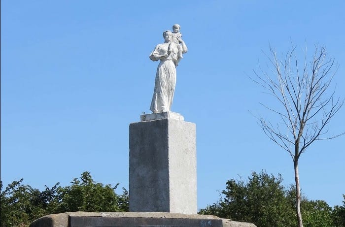В муниципалитетах: в Балтийске реконструируют скульптуру Женщина с ребёнком