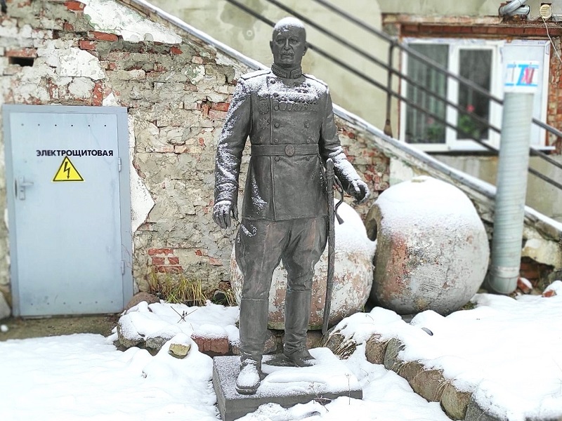 Бесхозный маршал: в Калининграде больше года не могут пристроить памятник Баграмяну