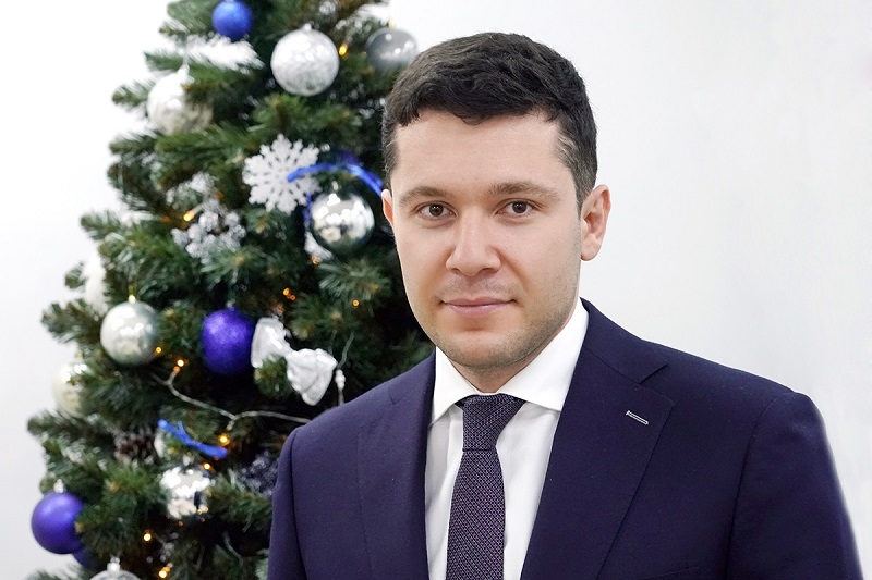 Губернатор Алиханов поздравил с Новым годом своих земляков, калининградцы в недоумении