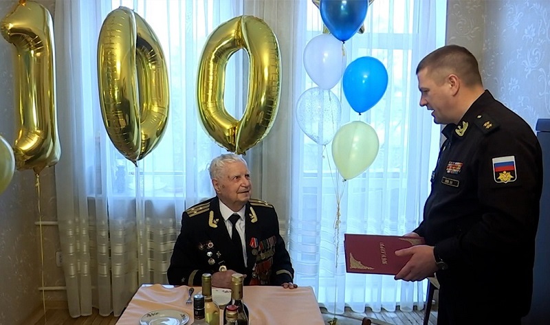 Командующий Балтфлотом поздравил ветерана Великой Отечественной Войны с 100-летним юбилеем