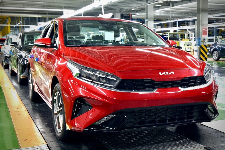 На калининградском заводе АВТОТОР освоено производство обновленной модели седана Kia Cerato