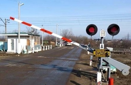 В посёлке Пушкино Нестеровского района завершается ремонт железнодорожного переезда