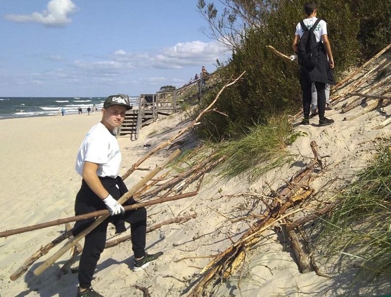 На Куршской косе восстанавливают после пляжного сезона берегоукрепительные конструкции