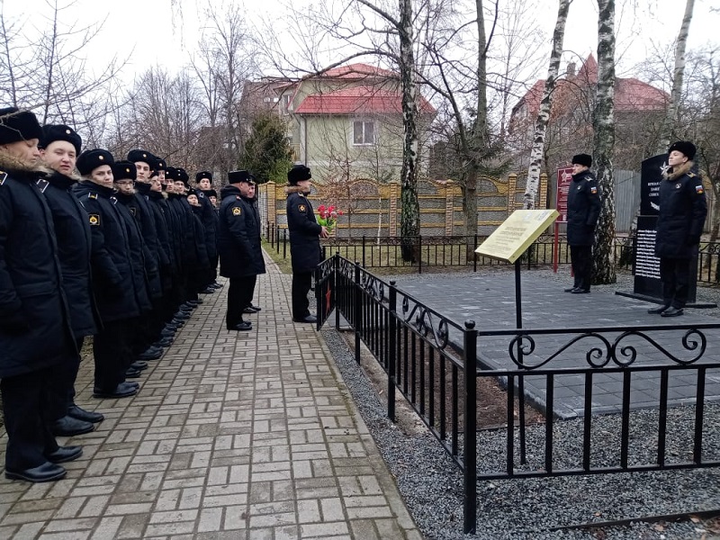 Нахимовцы филиала НВМУ в Калининграде посетили братскую могилу советских воинов