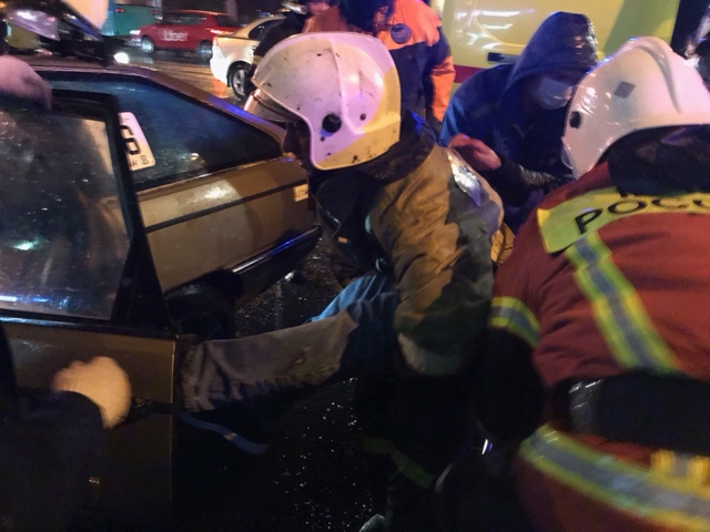 Накануне: В центре Калининграде спасатели извлекли из покорёженного авто двух человек