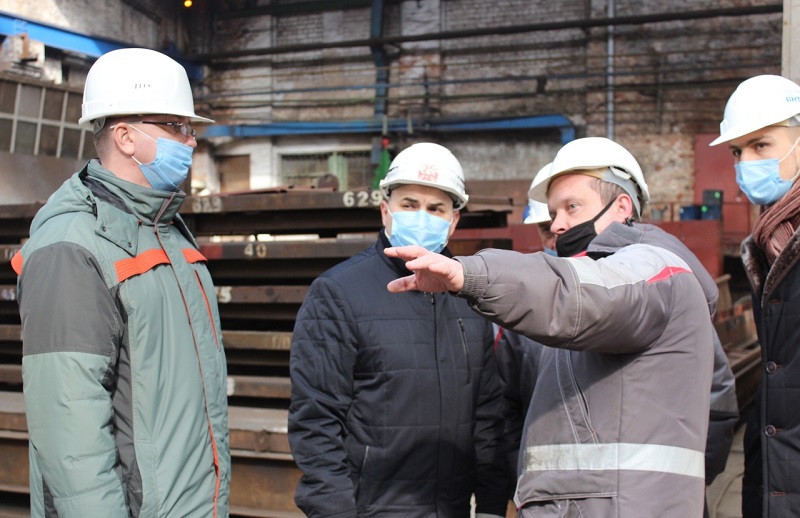 Гендиректор ПСЗ «Янтарь» произвёл обход цехов предприятия и пообщался с рабочими