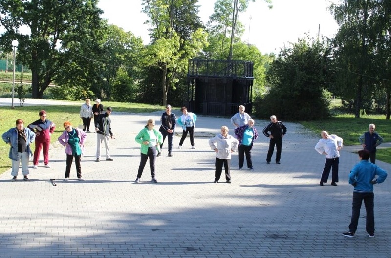 В муниципалитетах: В городском парке Багратионовска прошла утренняя зарядка для пенсионеров