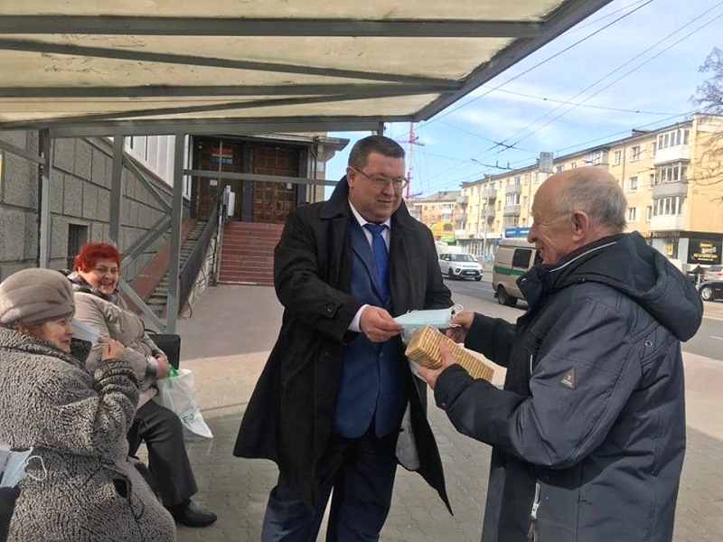 Депутат Госдумы раздаёт в Калининграде одноразовые маски пожилым людям