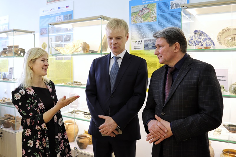 В Калининграде открыли выставку археологических находок студентов