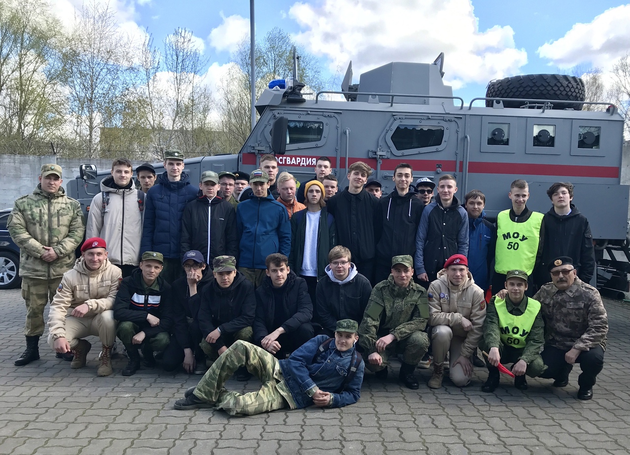 В Калининграде старшеклассники примерили настоящее снаряжение сотрудников спецназа