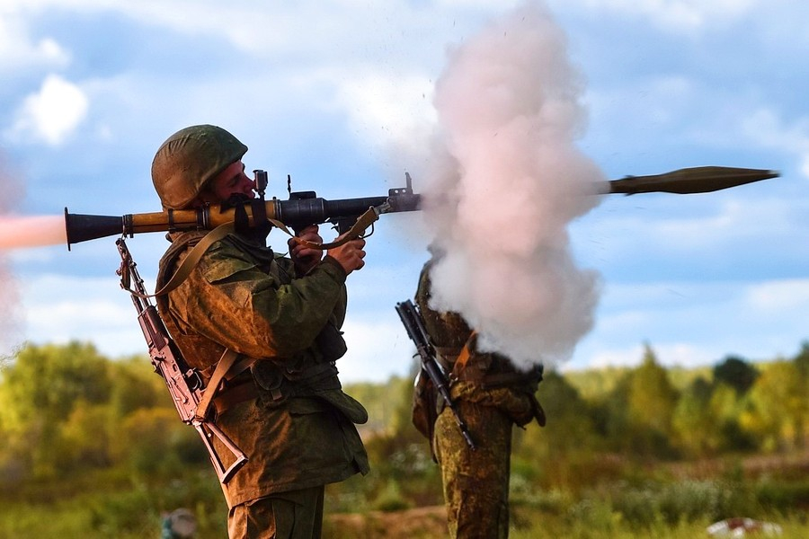 В Калининградской области гранатомётчики учились уничтожать боевую технику противника