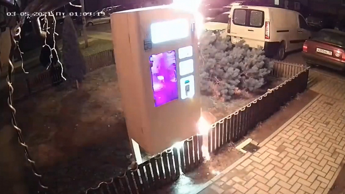 Калининградец, недовольный качеством продаваемой воды, сжёг два вендинговых автомата