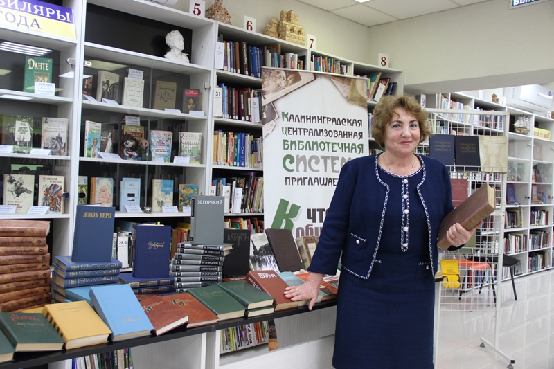 В Калининграде врач передала в дар городским библиотекам книжную коллекцию своих родителей