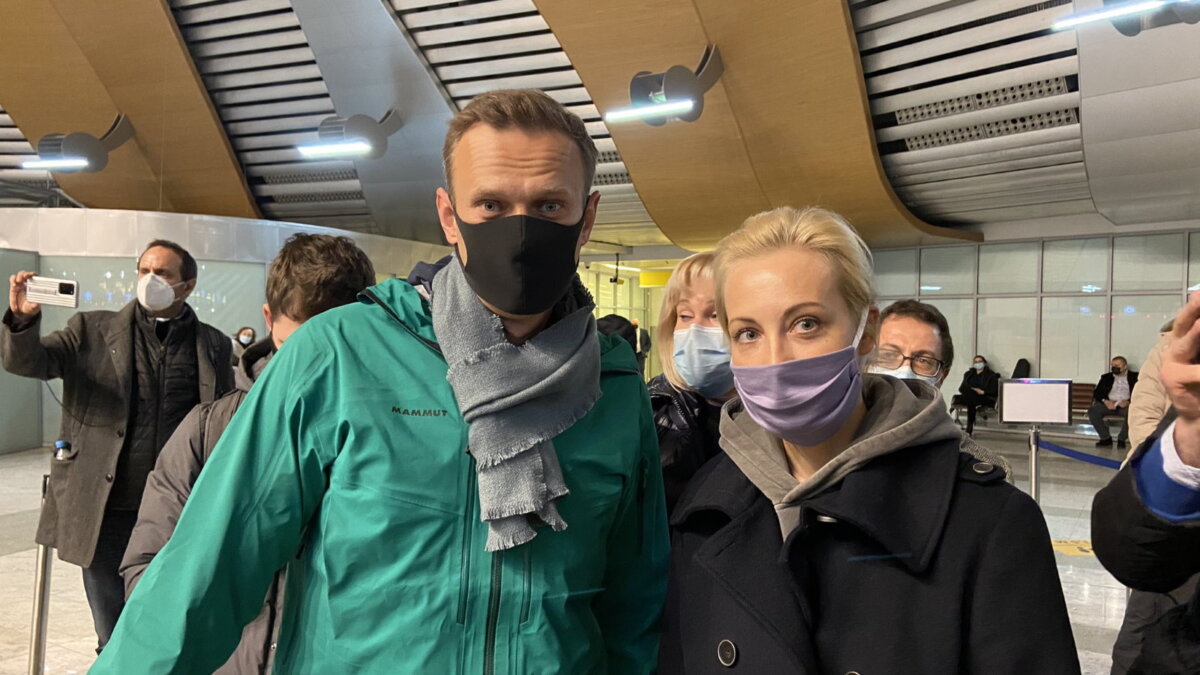 Навального задержали сразу после прохождения им паспортного контроля в столичном аэропорту