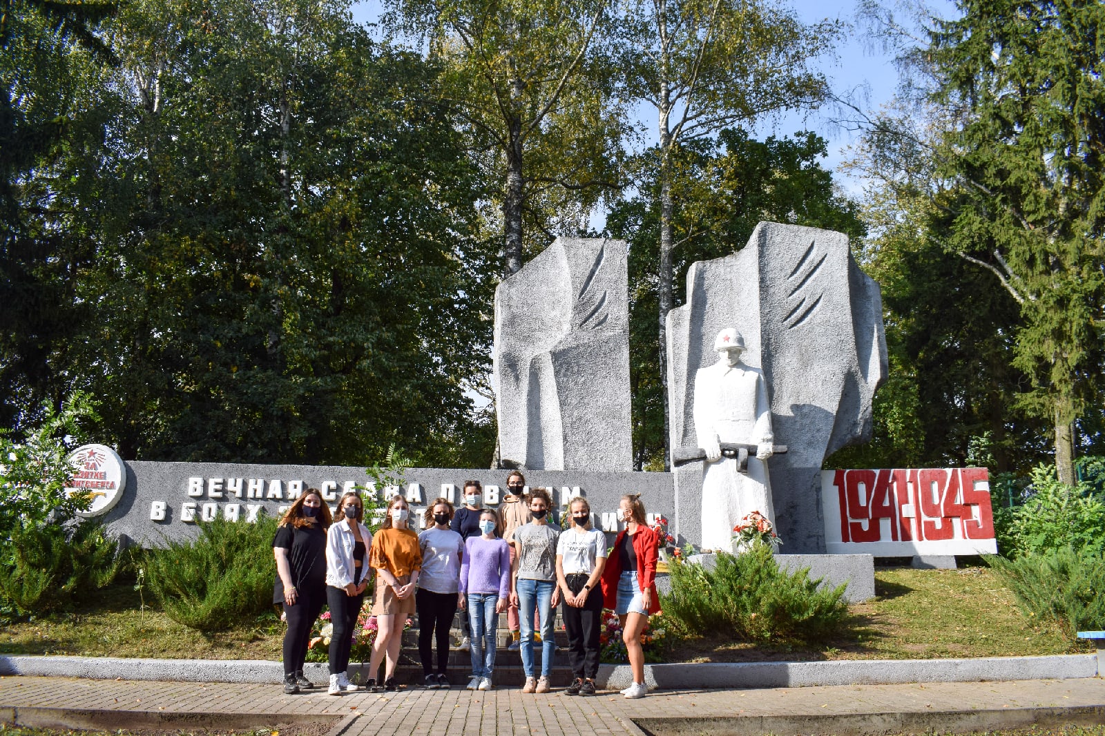 Молодцы: волонтеры привели в порядок братскую могилу в глубинке Калининградской области