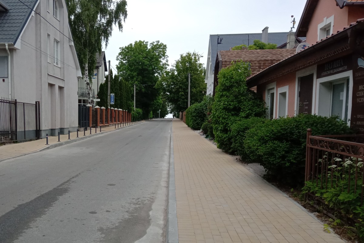 Под Калининградом с опозданием появился новый тротуар