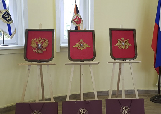 В Калининграде Янтарный комбинат передал музею 11 гвардейской армии три герба