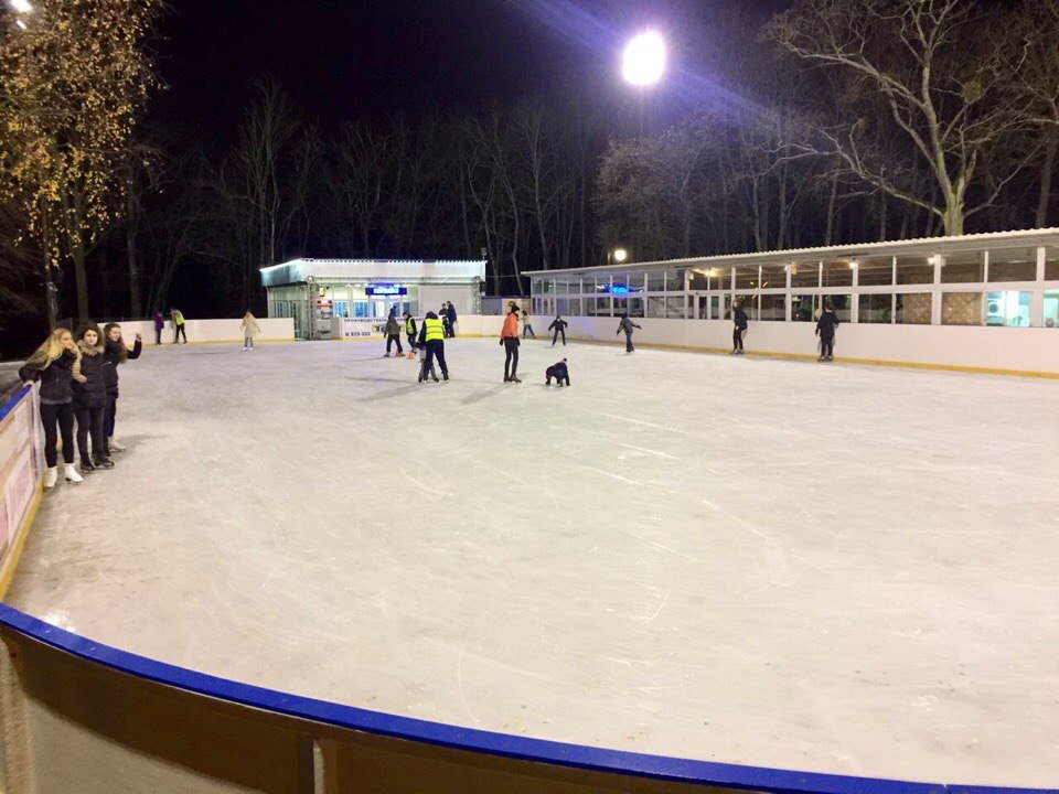 Зима пришла: в Центральном парке Калининграда  открылся ледовый каток