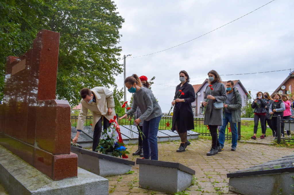 Волонтеры привели в порядок братскую могилу в калининградской глубинке
