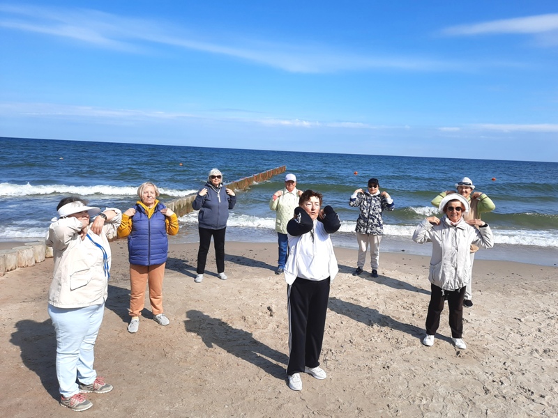 Под Калининградом организовали группу любителей оздоровительной пляжной гимнастики для волонтеров «серебряного» возраста
