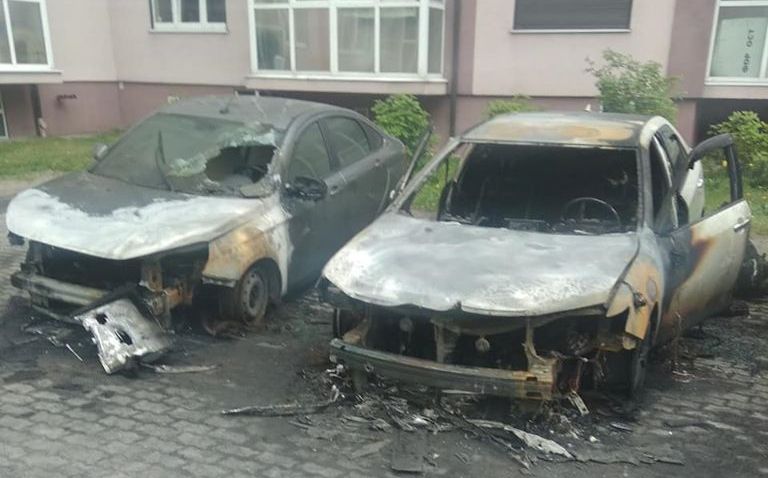 Под Калининградом огнем повреждены две иномарки