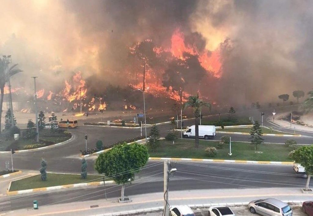 Вниманию отдыхающих, в Турции пожары достигли курортов