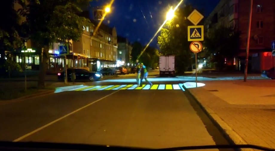 В Калининграде появился проекционный пешеходный переход