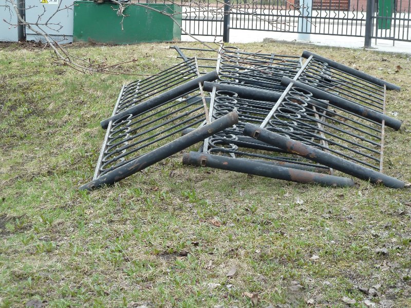 В Калининградской области похитители металлических ограждений пытались спрятаться от полиции в кустах