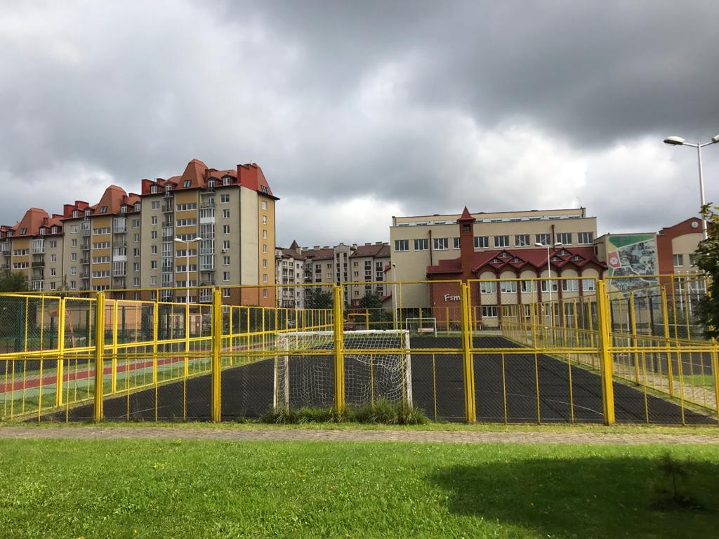 Под Калининградом выполнен ремонт покрытия спортивной площадки