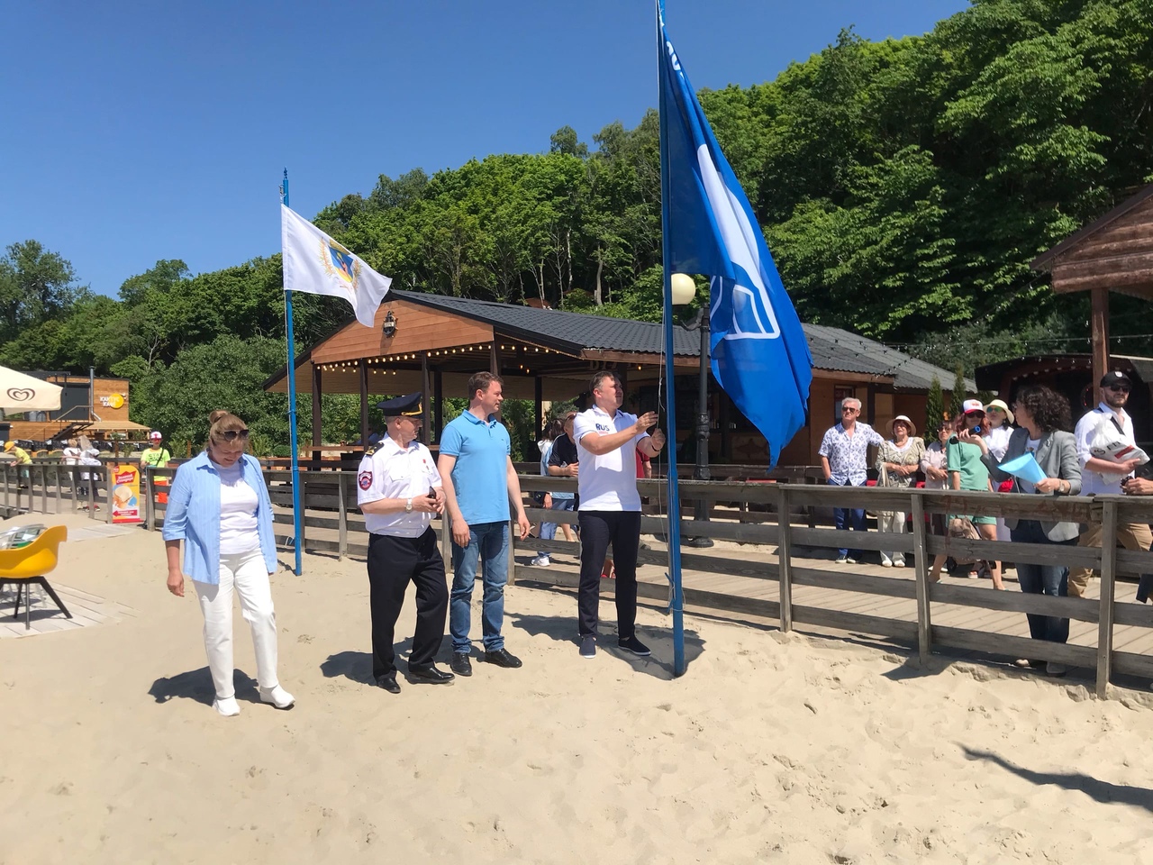 На пляже в Калининградской области вновь подняли «Голубой флаг»