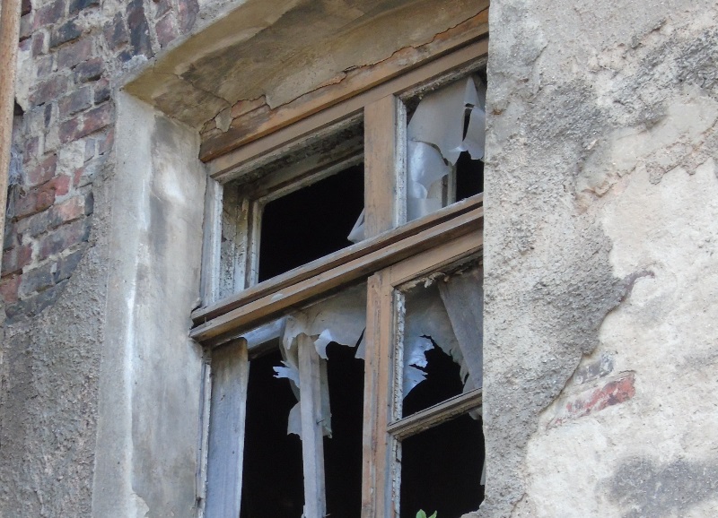В Калининградской области мужчина поссорился с любимой и пошел бить окна