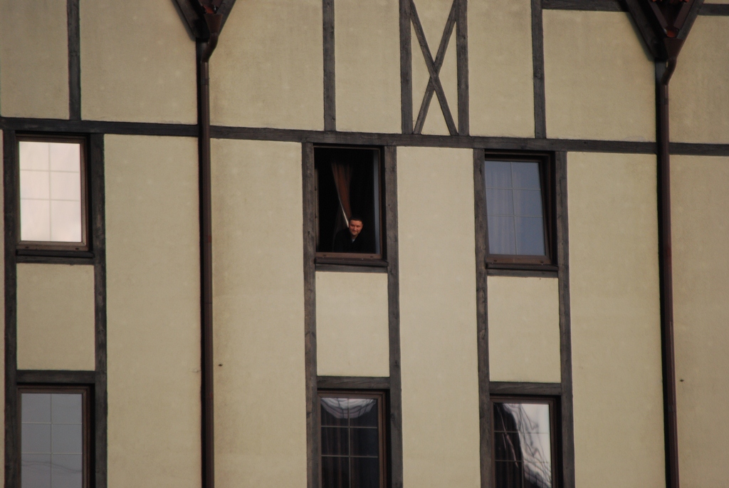 В Калининграде мужчина выпал из окна