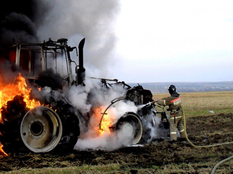 В Калининградской глубинке сгорел трактор