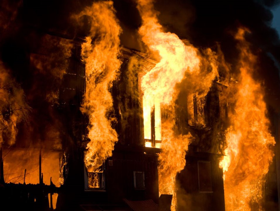В Калининграде горел расселенный дом