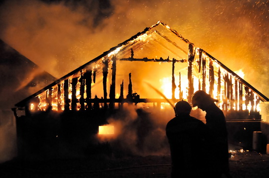 На западе Калининградской области сгорело заброшенное здание