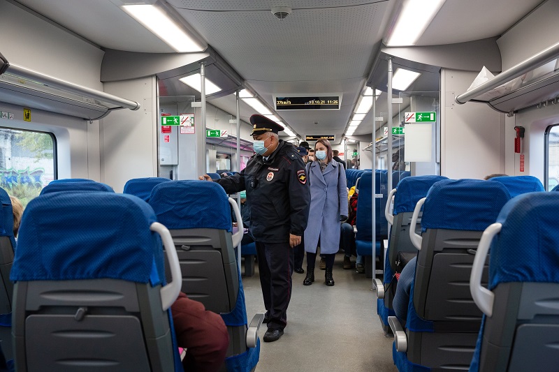 На железнодорожных вокзалах и в поездах проводятся проверки по соблюдению пассажирами противоэпидемических правил