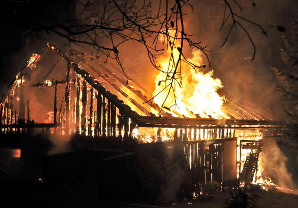В Калининградской области сгорела пристройка к дому вместе с припаркованным автомобилем