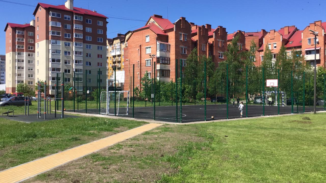 В городе-курорте под Калининградом с опозданием отремонтировали спортивную площадку