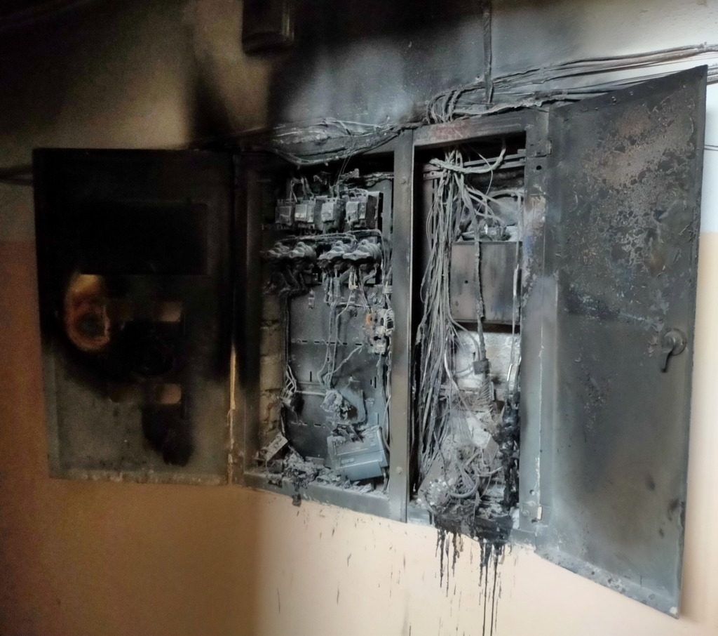 На чердаке жилого дома в Калининградской области горел электрический щит