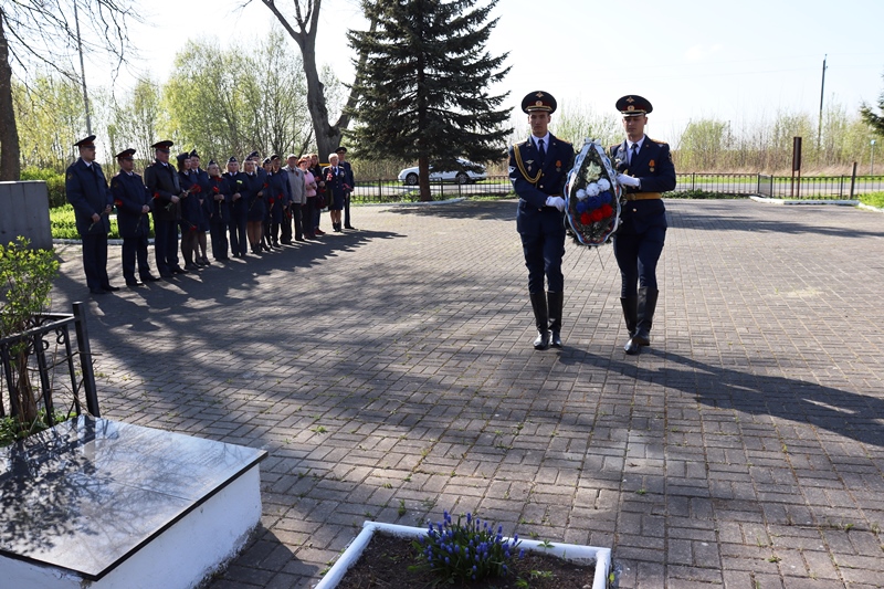 В Калининградской области сотрудники и ветераны УФСИН возложили цветы в память о своем коллеге