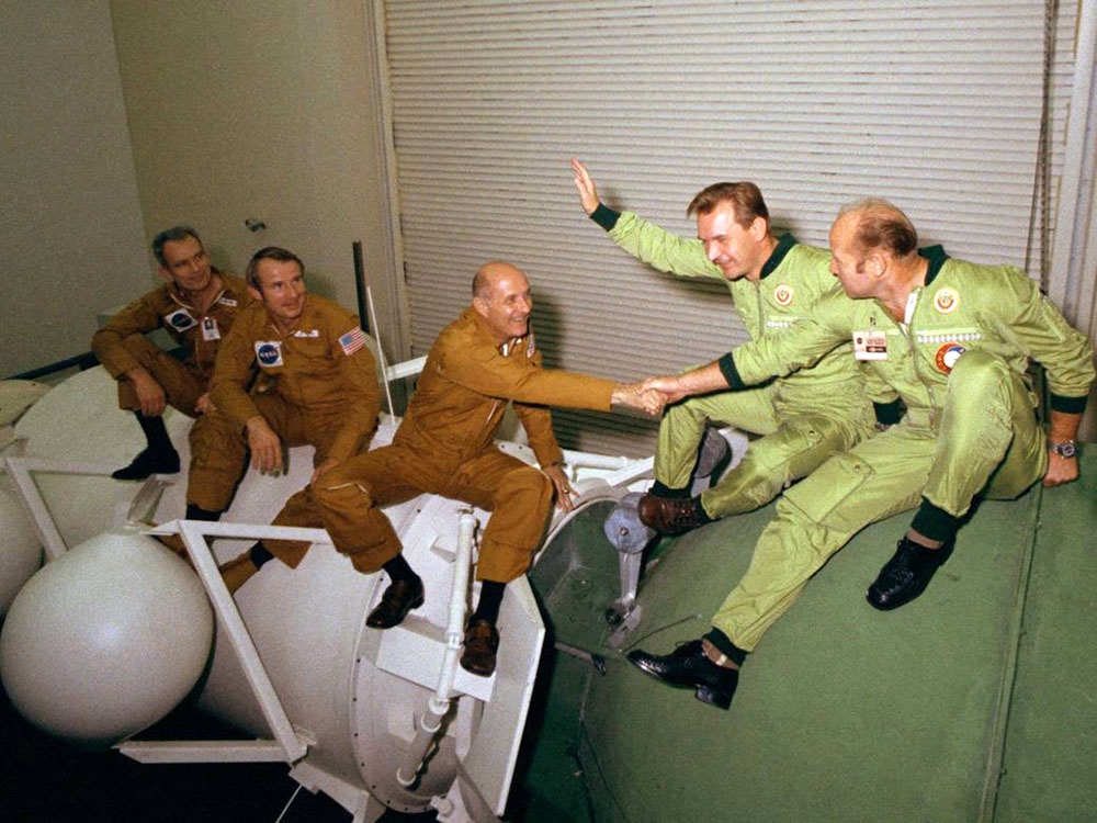 Из истории края: 31 июля 2005 года Калининград посетили космонавты Алексей Леонов и Валерий Кубасов