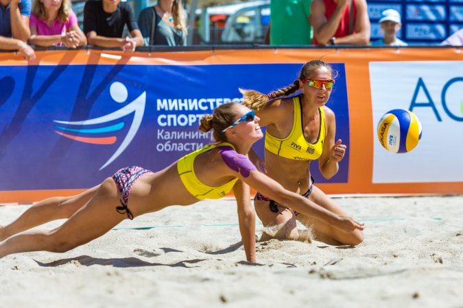 Волейболистки калининградского «Локомотива» выходят на пляж