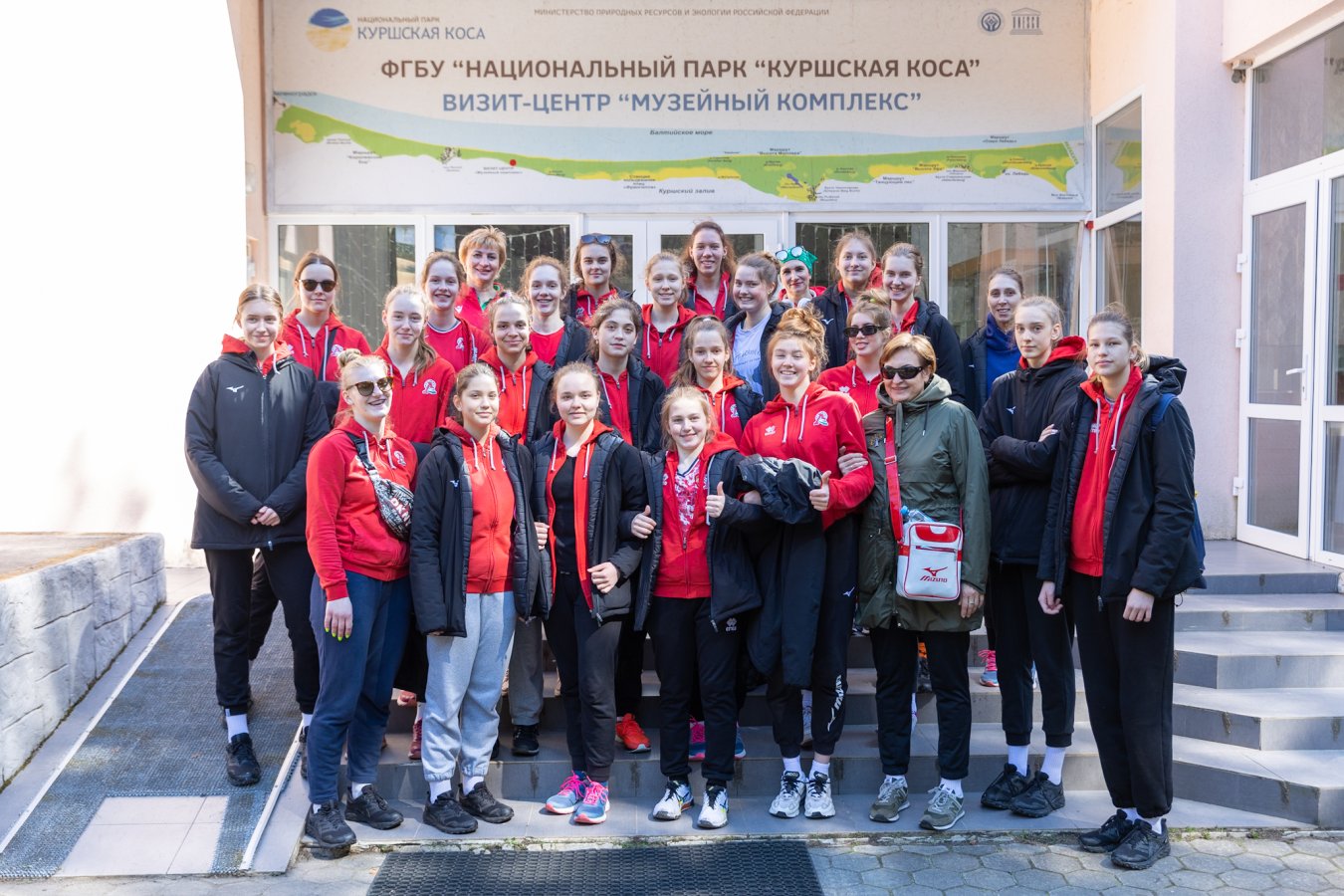 Калининградские спортсменки приняли участи в субботнике в Национальном парке