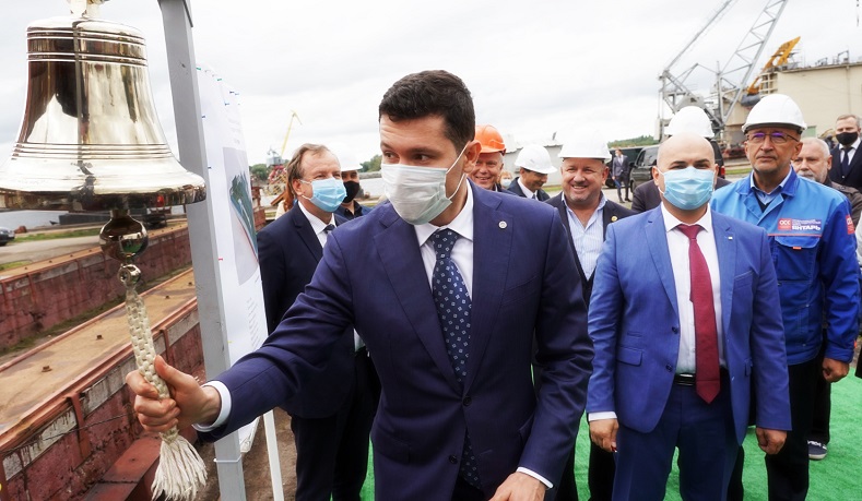 На ПСЗ «Янтарь» губернатор Алиханов дёрнул рынду за язык