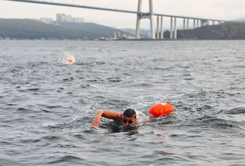 Владивостокские спортсмены в течение дня провели два заплыва в разных концах страны - Владивостоке и Калининграде