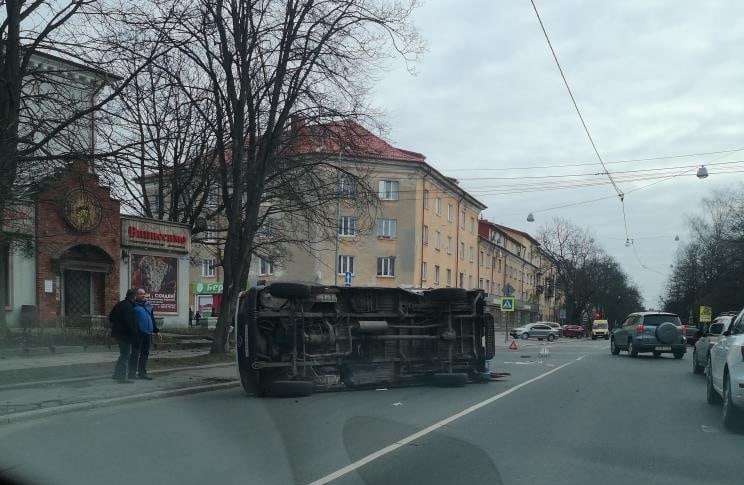 На проезжей части в Калининграде опрокинулся грузовик