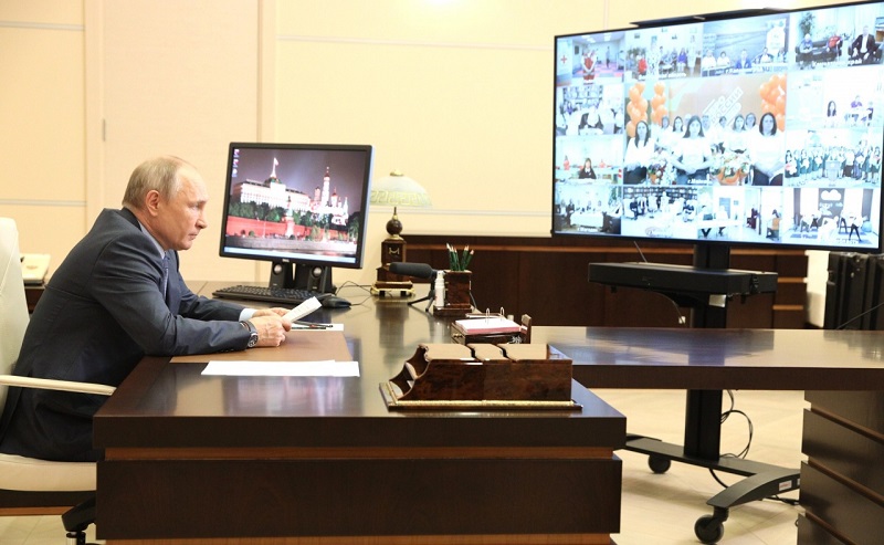 Президент Владимир Путин пообщался с калининградскими «серебряными волонтерами»